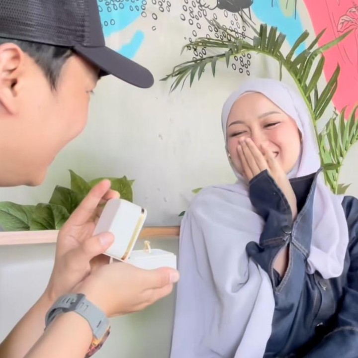 <p>Allysa pun terkejut dan sempat menganggap hal itu hanya termasuk guyonan Ate. Meski begitu, ia akhirnya menerima lamaran Ate. <em>Postingan</em> itu pun langsung diramaikan komentar netizen yang memberikan selamat untuk keduanya. “Bercanda tapi serius, serius tapi bercanda. likaliku pelawak,” tulis akun <em>@sukses_****. </em>(Foto: Instagram@fatihandhika)</p>