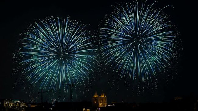 Pesawat hanya berjarak 15 menit sebelum mendarat, tapi tiba-tiba terhadang kembang api yang berasal dari pesta pernikahan di dekat jalur pendaratan bandara.