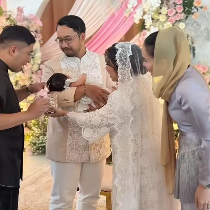<p>Mereka pun baru saja melangsungkan acara akikah untuk sang putri pada Rabu (30/4/2025). Momen itu dibagikan langsung oleh Kiky melalui foto dan video singkat yang diunggah di media sosial. (Foto: Instagram@kikysaputrii)</p>