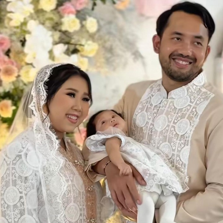 <p>Acara akikah ini dipenuhi dekorasi dengan sentuhan warna pastel dan hiasan bunga-bunga yang cantik. Kiky dan sang suami pun tampil mengenakan busana muslim berwarna putih dan cokelat susu. (Foto: Instagram@kikysaputrii)</p>