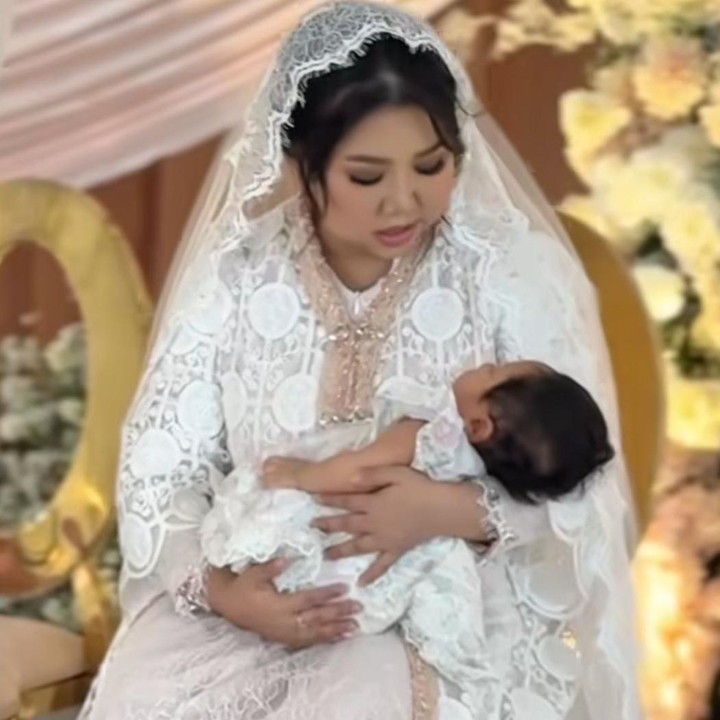 <p>Kebahagiaan tengah menyelimuti pasangan Kiky Saputri dan Muhammad Khairi. Pasalnya, rumah tangga mereka kini telah diwarnai dengan kehadiran anak pertama berjenis kelamin perempuan yang akrab disapa <em>Baby</em> Kayya. (Foto: Instagram@kikysaputrii)</p>