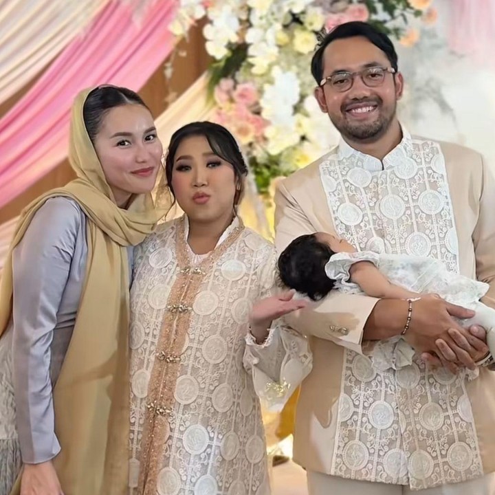 <p>Pada video itu, Kiky memperlihatkan beberapa momen saat acara akikah. “Alhamdulillah aqiqah Baby Kayya berjalan lancar,” tulis Kiky dilengkapi emoticon hati berwarna putih, dikutip dari laman <em>Instagram@kikysaputrii,</em> Kamis (1/5/2025). (Foto: Instagram@kikysaputrii)</p>