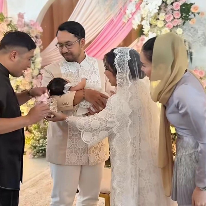<p>Bukan hanya keluarga, ada juga beberapa rekan artis yang hadir pada acara tersebut seperti Ayu Ting Ting dan Irfan Hakim. <em>Postingan</em> itu pun langsung diramaikan komentar netisen yang justru salah fokus dengan wajah sang putri. “MasyaAllah cantik banget Baby Kayya,” tulis akun <em>@farida_alg**.</em> “Lucunaaa baby Kayyaaa,” tulis akun <em>@tiara.nur**.</em> (Foto: Instagram@kikysaputrii)</p>