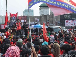 Video: Ada Aksi May Day, Jalan Depan Gedung DPR Ditutup