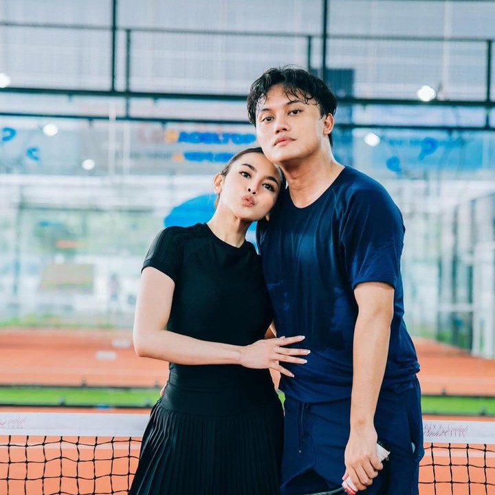 <p>Kali ini, mereka tampil serasi mengenakan pakaian olahraga serba hitam. Alih-alih memperhatikan olahraga yang tengah mereka jalani, netizen justru salah fokus dengan Mahalini yang dinilai semakin cantik. “Masa abis lahiran bisa secantik itu sih kakk,” tulis akun <em>@fitrinur****. </em>(Foto: Instagram@rizkyfbian)</p>