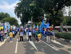 Massa Buruh Mulai Kumpul Depan TVRI, Bakal Long March ke DPR
