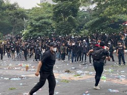 Video: Penyandera Polisi saat Demo May Day Ricuh Semarang Diburu!