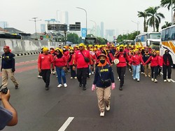 Massa Buruh Gebrak Aksi di Depan DPR, Sampaikan 5 Poin Tuntutan