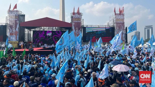 Upah Layak hingga Cegah PHK Massal Aliansi buruh membawa total enam tuntutan dalam peringatan Hari Buruh Internasional atau May Day yang digelar di kompleks Monas, Jakarta.