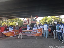 Polisi Rekayasa Arus Lalin Sekitar Flyover Makassar Imbas Demo Hari Buruh