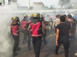 Polisi Padamkan Ban yang Dibakar Massa May Day di Depan DPR