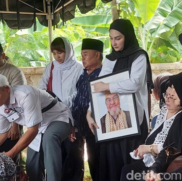 Ayah Mona Ratuliu Meninggal dalam Keadaan Berwudu