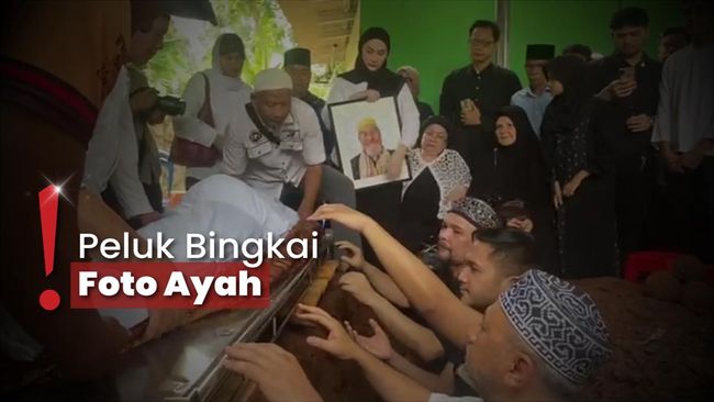 Mona Ratuliu Terduduk Lemas Saksikan Pemakaman Ayah di TPU Jeruk Purut