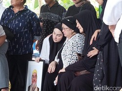 Video: Mona Ratuliu Melepas Ayahanda yang Berpulang