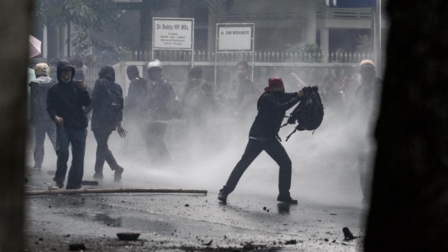 Total tersangka dalam kericuhan May Day di Bandung kini menjadi lima orang, di mana empat lainnya baru ditangkap polisi beberapa waktu lalu.