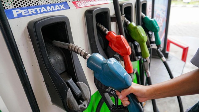 Harga BBM Nonsubsidi Pertamina Turun, Berlaku 1 Mei 2025 PT Pertamina Patra Niaga kembali melakukan peyesuaian harga berkala Bahan Bakar Minyak (BBM) non-subsidi untuk produk Pertamax Series dan Dex Series.