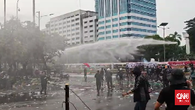 Polisi Bubarkan Sebagian Massa di Depan DPR, Water Cannon Dikerahkan