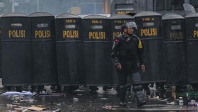 Polisi bersiaga membubarkan pengunjuk rasa saat aksi Hari Buruh Internasional di depan Gedung DPR, Senayan, Jakarta, Kamis (1/5/2025). Pihak Kepolisian membubarkan pengunjuk rasa sekitar pukul 17.15 WIB usai sejumlah pengunjuk rasa melakukan aksi lem