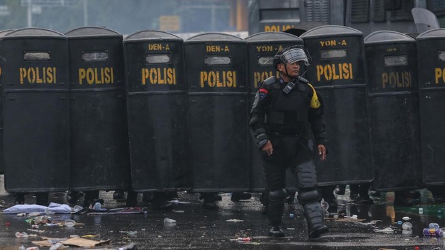 Polisi bersiaga membubarkan pengunjuk rasa saat aksi Hari Buruh Internasional di depan Gedung DPR, Senayan, Jakarta, Kamis (1/5/2025). Pihak Kepolisian membubarkan pengunjuk rasa sekitar pukul 17.15 WIB usai sejumlah pengunjuk rasa melakukan aksi lem
