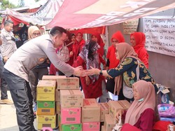 Ibu-ibu Buruh di Tangsel Gelar Aksi, Polisi Turun Beri Pelayanan