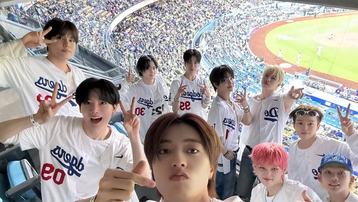 img-title Bikin Suasana Pecah, TREASURE Ramaikan Korean Heritage Night di Dodger Stadium
