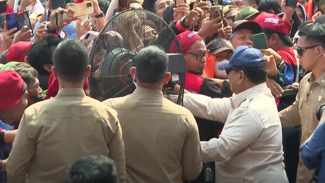 Prabowo tiba sekitar pukul 10.00 WIB mengenakan baju safari coklat dan mengenakan topi saat May Day di kawasan Monas, Jakarta, Kamis (1/5).