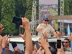 Tinggalkan Perayaan May Day, Prabowo Bagi-bagi Baju dan Topi dari Atas Maung