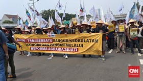 Ribuan Massa Aksi May Day dari Aliansi Gebrak Padati Depan Gedung DPR