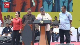 VIDEO: Guyon Prabowo saat Seskab Teddy Disambut Hangat Buruh