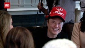 VIDEO: Momen Trump Ejek Elon Musk Pakai Dua Topi di Kepala
