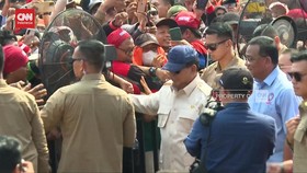 VIDEO: Momen Prabowo Salami Massa Buruh di Peringatan Mayday di Monas