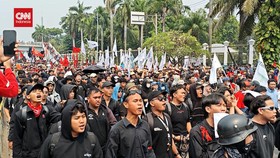 VIDEO: Massa Aliansi Gebrak Aksi May Day di Gedung DPR RI