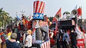 Ogoh-ogoh Trump hingga Kepala Babi Diarak Buruh ke Gedung DPR