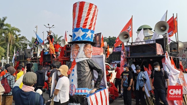Ogoh-ogoh Trump hingga Kepala Babi Diarak Buruh ke Gedung DPR Ribuan buruh menggelar aksi May Day 2025 di depan Gedung DPR RI mengkritik kebijakan kapitalis Donald Trump hingga pemerintah.