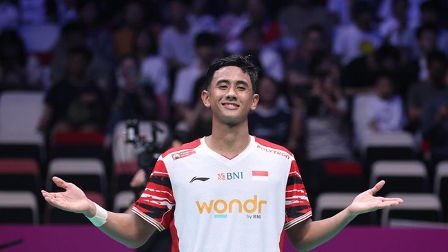 Alwi Farhan mengucapkan terima kasih kepada Indra Widjaja dan Jonatan Christie usai menang atas wakil Denmark Anders Antonsen di Sudirman Cup 2025.