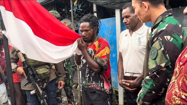 Cium Merah Putih, Eks OPM Minanggeng Murib Bersumpah Setia pada NKRI Eks anggota OPM Minanggeng Murib menyatakan sumpah setia pada NKRI di pos komando Distrik Ilaga, Kabupaten Puncak, Papua Tengah, pada Selasa (29/4).