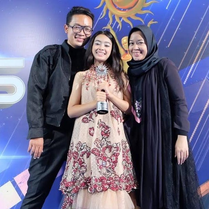 <p>Mengintip dari laman Instagram Aqeela kerap mengenakan busana buatan sang Ayah ketika menghadiri acara penghargaan. Cantik banget ya, Bunda! (Foto: Instagram: @dimassinggih)</p>