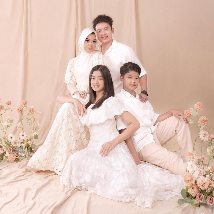 <p>Tidak hanya itu, potret Ibunda Aqeela, Indriarti Edison, juga menarik perhatian karena berparas cantik. Banyak netizen yang menyebut wajah menawan Aqeela menurun dari sang Bunda. (Foto: Instagram: @aqeelacalista)</p>