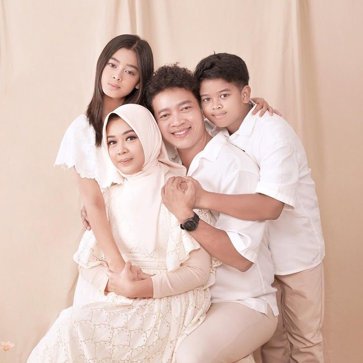 <p>"<em>MasyaAllah</em>, Aqeela dan Mamahnya cantik banget," ungkap seorang netizen. "Menurut aku sih mirip Mamah-nya," tutur netizen lainnya. (Foto: Instagram: @aqeelacalista)</p>