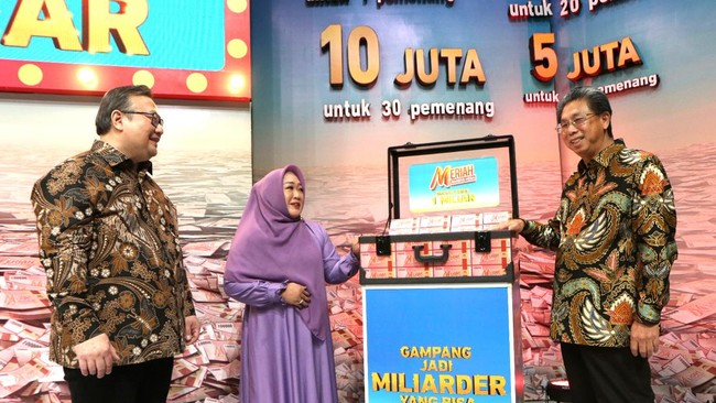 Nasabah Bank Mega KCP Bontang mendapatkan Grand Prize Rp1 miliar dari Program Meriah Bareng Mega bertema 'Gampang Jadi Miliarder yang Bisa Apa Saja'.