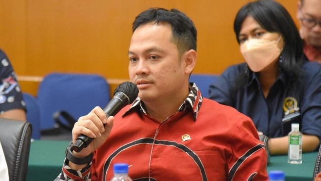 Waka Komisi III DPR Prihatin Aksi May Day di Semarang Berakhir Ricuh Waka Komisi III DPR, Dede Indra, prihatin atas tindakan pemberontak saat May Day di Semarang, sorong penegakan norma dan pemisahan tindakan tenteram pekerja dari provokasi.