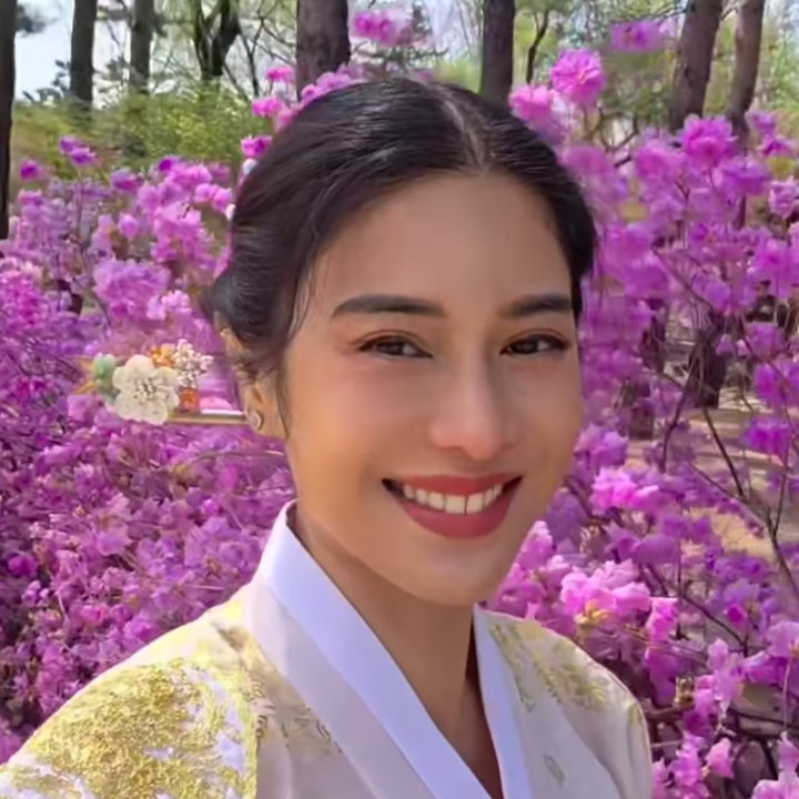 <p>Dian tampak bersemangat mencoba Hanbok ini, Bunda. Momen ini pun dibagikan langsung oleh Bunda dua anak ini melalui laman Instagram-nya. (Foto: Instagram: @therealdisastr)</p>