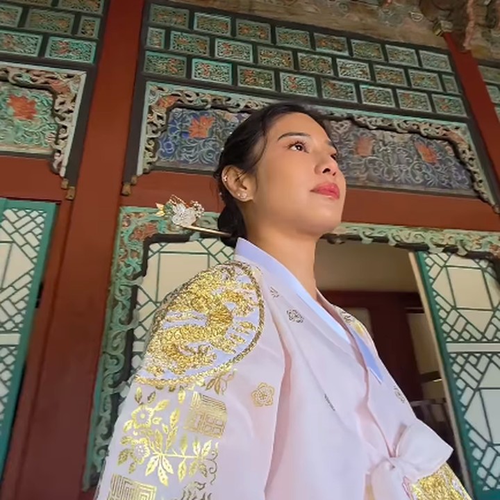 <p>Dian tampak cantik mengenakan Hanbok dengan kombinasi merah muda dan ungu. Selain pakaian, ia rambutnya juga di-styling menyerupai putri kerajaan. (Foto: Instagram: @therealdisastr)</p>