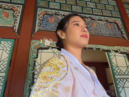 5 Potret Dian Sastrowardoyo Kenakan Hanbok, Dipuji Cantik Bak Putri Kerajaan Korea