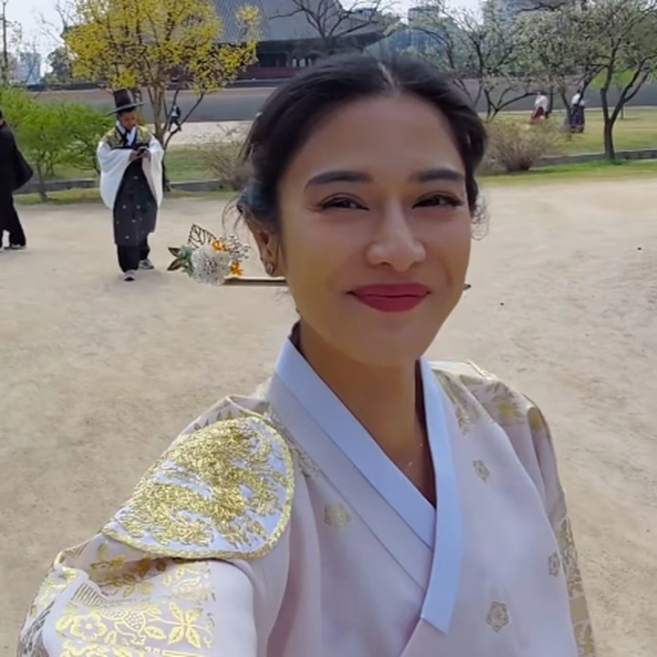 <p>"Kembali ke masa Dinasti Joseon. Rekomendasi drama Korea tentang sejarah kesukaan kalian, dong," tutur Dian seraya mengunggah videonya mengenakan Hanbok. (Foto: Instagram: @therealdisastr)</p>