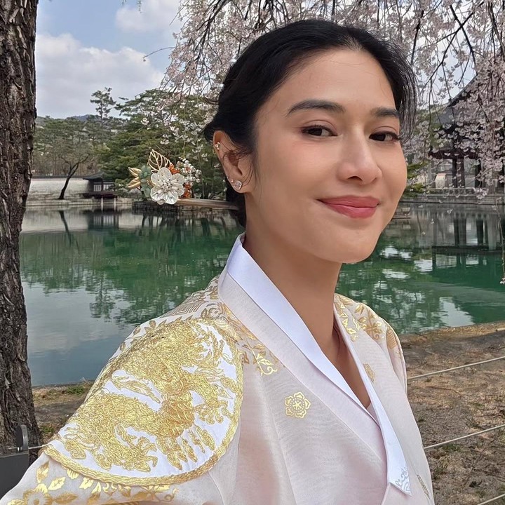 <p>Banyak netizen yang memuji kecantikan Dian saat mengenakan Hanbok nih, Bunda. Mereka menyebut Dian semakin mirip dengan eonnie-eonnie Korea. "Ya ampun Dian, kamu didandanin pakai Hanbok juga malah lebih cantik dari eonnie-eonnie Korea," kata seorang netizen dengan menyisipkan emotikon hati. "Kak, memang enggak bosan dari dulu cantik mulu?" tanya seorang netizen gemas. (Foto: Instagram: @therealdisastr)</p>