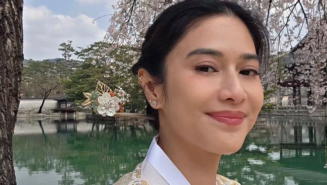 Hobi Masak dengan Suami, 7 Potret Dapur Rumah Dian Sastro Estetik bak Studio Ghibli