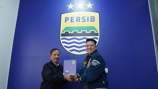 Djadjang Nurdjaman Kembali ke Persib Jadi Dirtek Legenda Persib Bandung, Djadjang Nurdjaman, kembali ke Persib. Manajemen klub resmi menunjuk sosok yang akrab disapa Djanur itu sebagai Direktur Teknik.
