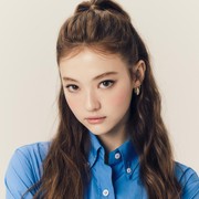 Miu Miu Umumkan Ella MEOVV sebagai Brand Ambassador Baru, Simak Potretnya!