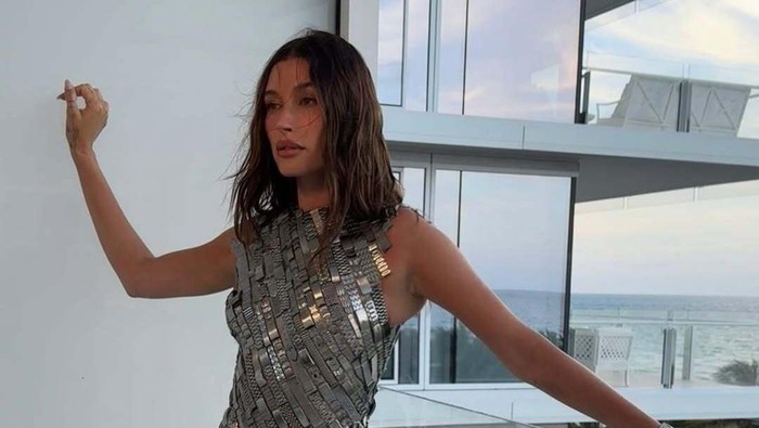 img-title 8 Gaya Modis Selebriti Hollywood di Musim Semi 2025, Hailey Bieber hingga Selena Gomez
